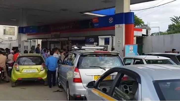 जम्मू-कश्मीर: घाटी में दहशत के बीच स्थानीय लोगों के लिए नई मुसीबत, जरूरी चीजों की हुई कमी