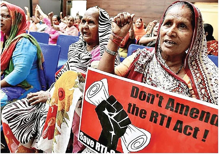 आरटीआई कानून को ही कमजोर नहीं किया मोदी सरकार ने, सूचना आयुक्तों पर भी मजबूत कर लिया है कंट्रोल