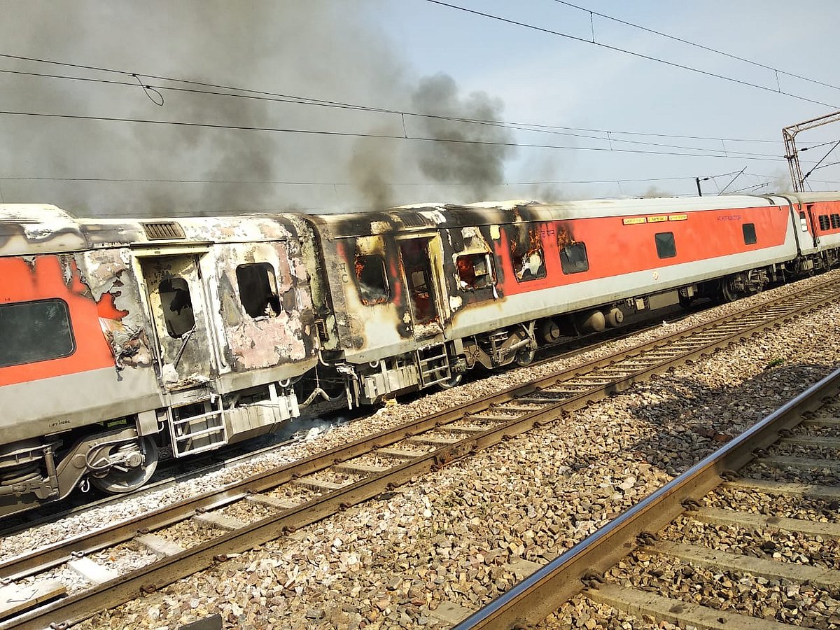 हरियाणा: असोटी और बल्लभगढ़ के बीच तेलंगाना एक्सप्रेस में लगी भीषण आग, मची हड़कंप