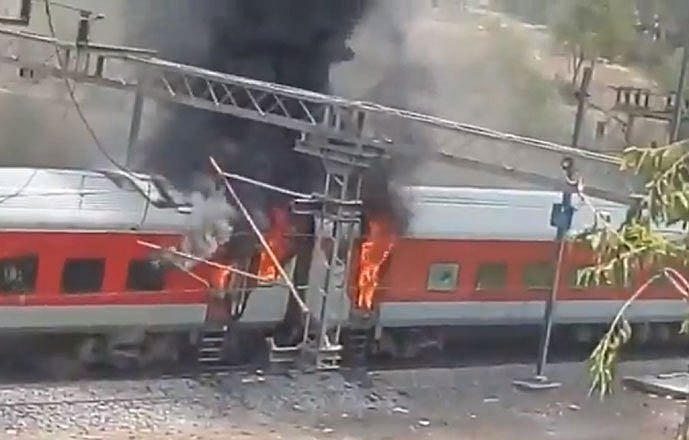 नवजीवन बुलेटिन: तेलंगाना एक्सप्रेस में लगी भीषण आग और उत्तर प्रदेश के चित्रकूट में श्रद्धालुओं से भरा ट्रैक्टर पलटा