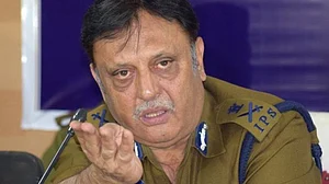 धारा 370 हटाने के बाद कश्मीर में हिंसक घटनाओं पर एडीजीपी का बड़ा बयान, पाबंदियों को लेकर दी अहम जानकारी