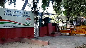 बड़ी खबर LIVE: कांग्रेस ने अपने लोकसभा सांसदों को कल सदन में मौजूद रहने के लिए व्हिप जारी किया