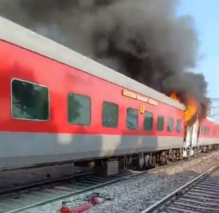 हरियाणा: असोटी और बल्लभगढ़ के बीच तेलंगाना एक्सप्रेस में लगी भीषण आग, मची हड़कंप