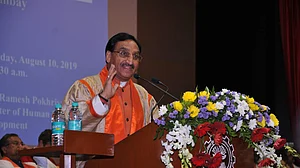 क्या मोदी सरकार में पाठ्य-पुस्तकों से विज्ञान की पढ़ाई बाहर हो जाएगी? निशंक के बयानों से शिक्षाविदों में डर