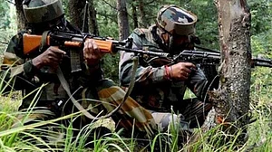 नवजीवन बुलेटिन: जम्मू-कश्मीर में सेना ने ढेर किया आतंकी और रायबरेली में मकान गिरा, 1 ही परिवार के 3 लोगों की मौत, 4 खबरें