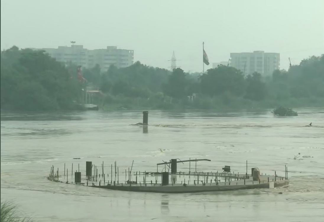 नवजीवन बुलेटिन: 40 साल बाद दिल्ली में बाढ़ का खतरा और इस्लामिक धर्मगुरु जाकिर नाइक पर मलेशिया ने लगाया बैन, 4 बड़ी खबरें