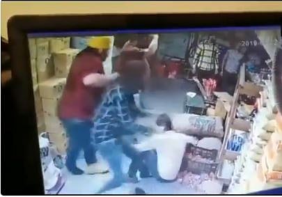 वीडियो: दिल्ली में रोड रेज की घटना, 4 लोगों ने युवक को दुकान में घुसकर बेरहमी से पीटा, लूट लिए 15 लाख रुपये