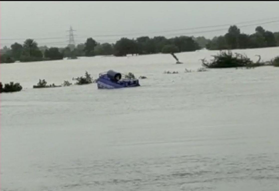 नवजीवन बुलेटिन: देश के कई राज्यों में बाढ़ का कहर जारी और कश्मीर में फोन-इंटरनेट सेवा बहाल