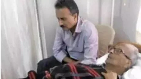 अस्पताल में अपने पिता के साथ कैफे कॉफी डे के संस्थापक वीजी सिद्धार्थ (फोटो सौजन्य सोशल मीडिया)