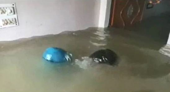 उत्तर प्रदेश: जब घर में घुसा बाढ़ का पानी, पत्नी लगी तैरने, पति बना ‘ट्रेनर’