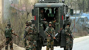 जम्मू-कश्मीर: आतंकवादियों ने लोगों पर बरसाईं गोलियां, बच्ची समेत 4 लोग घायल, भारतीय सेना ने दिया मुंहतोड़ जवाब