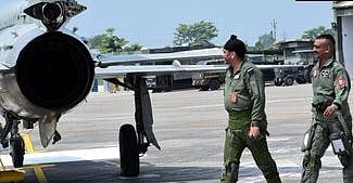 पाक को धूल चटाने वाले अभिनंदन कॉकपिट में लौटे, एयर चीफ मार्शल बीएस धनोआ के साथ उड़ाया मिग-21, देखिए वीडियो