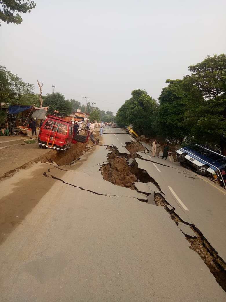 तस्वीरों में देखें पाकिस्तान में भूकंप से भारी तबाही, सड़कों में दरारें, घर जमींदोज, दिल्ली-एनसीआर में भी लगे झटके