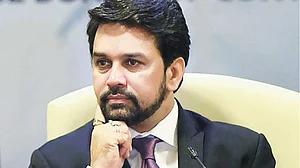 मंदी का असर: भरी सभा में मोदी के मंत्री अनुराग ठाकुर को टोकते हुए कारोबारी ने कहा- नोटबंदी की वजह से आई है मंदी