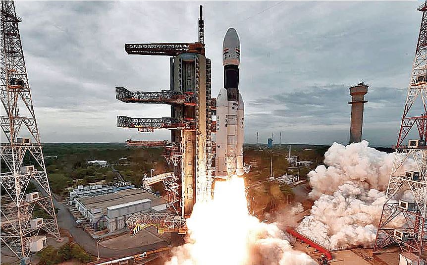 जिस चंद्रयान-2 पर अपनी पीठ थपथपा रही है मोदी सरकार, उसे तैयार करने वालों की जेब काट दी