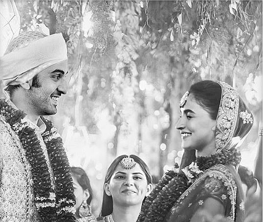 सिनेजीवन: आलिया-रणबीर ने चुपके से कर ली शादी?  सिंगापुर के मैडम तुसाद म्यूजियम में लगा श्रीदेवी का वैक्स स्टैच्यु