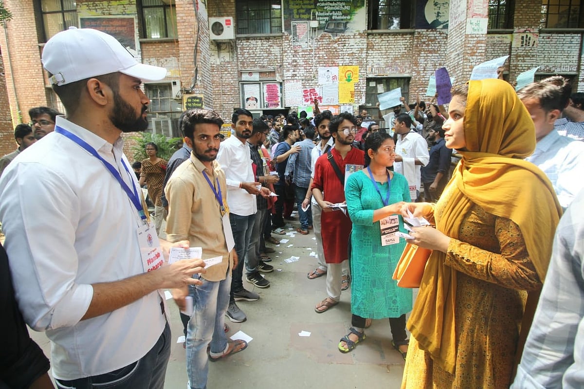 बड़ी खबर LIVE: चंद्रयान-2 का इसरो कंट्रोल रूम से संपर्क टूटा, पीएम ने वैज्ञानिकों से कहा- उतार-चढ़ाव जीवन का अंग