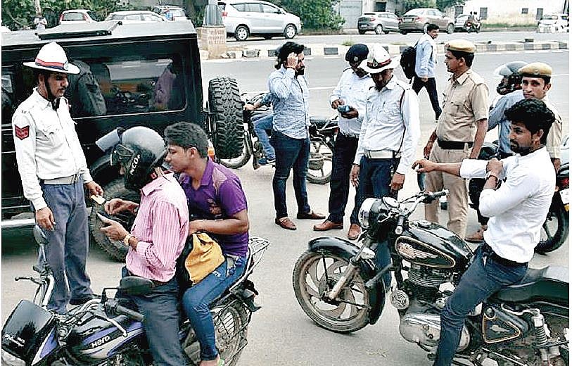 मोटर वाहन कानूनः जुर्माने की मार से नहीं चलेगा काम, व्यवस्था का भय बनाना ही है समस्या का समाधान