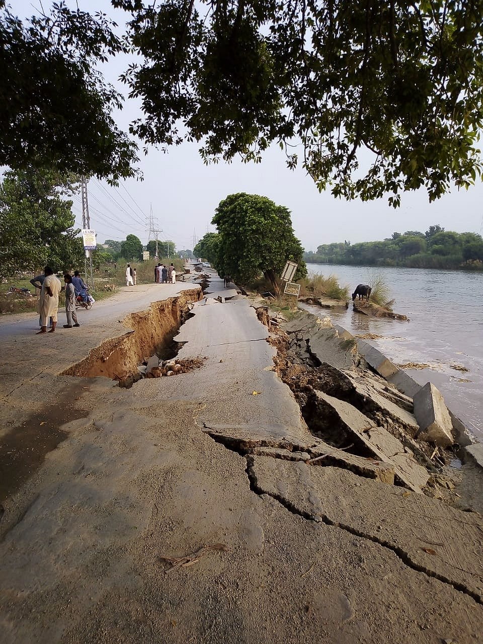 तस्वीरों में देखें पाकिस्तान में भूकंप से भारी तबाही, सड़कों में दरारें, घर जमींदोज, दिल्ली-एनसीआर में भी लगे झटके