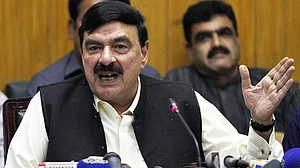 वीडियो: भारत को धमकी देने वाले पाक मंत्री ने नहीं चुकाए कार के पैसे तो शख्स ने पकड़ी गिरेबां और बोला- मेरे पैसे लौटाओ