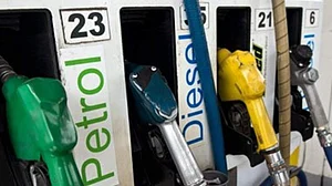 महंगे प्याज की मार झेल रही जनता को एक और झटका, देश में फिर बढ़े पेट्रोल-डीजल के दाम