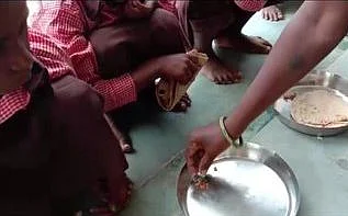 योगीराज में सच्चाई दिखाने वाले पत्रकार पर केस दर्ज, मिड-डे-मील में नमक-रोटी परोसने का दिखाया था वीडियो