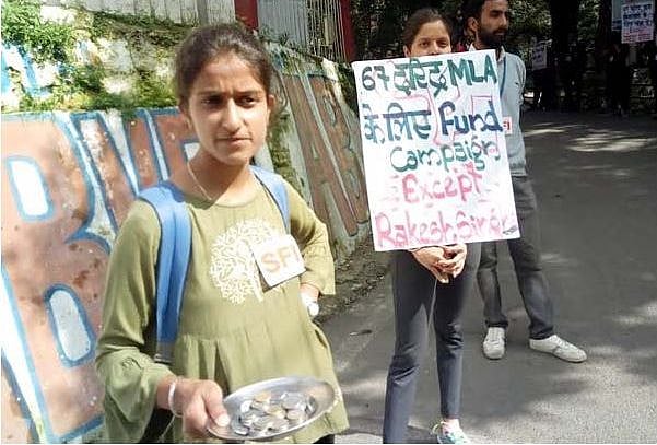 हिमाचल प्रदेशः विधायकों के भत्ते में बेतहाशा बढ़ोतरी से राज्य के बेरोजगार नाराज,  जूते पॉलिश कर जताया विरोध