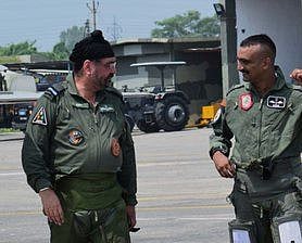 पाक को धूल चटाने वाले अभिनंदन कॉकपिट में लौटे, एयर चीफ मार्शल बीएस धनोआ के साथ उड़ाया मिग-21, देखिए वीडियो