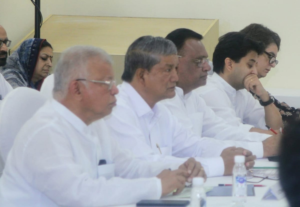 बड़ी खबर LIVE: डीके शिवकुमार को देखने अस्पताल पहुंचे पूर्व सीएम सिद्धारमैया, ईडी ने नहीं दी इजाजत