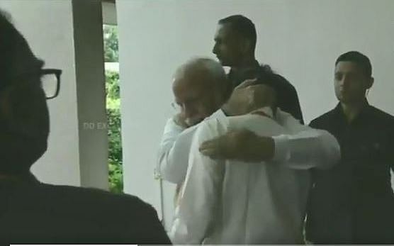 चंद्रयान 2 से निराश इसरो प्रमुख लगे रोने तो पीएम मोदी ने गले लगा दिया दिलासा, देखें वीडियो
