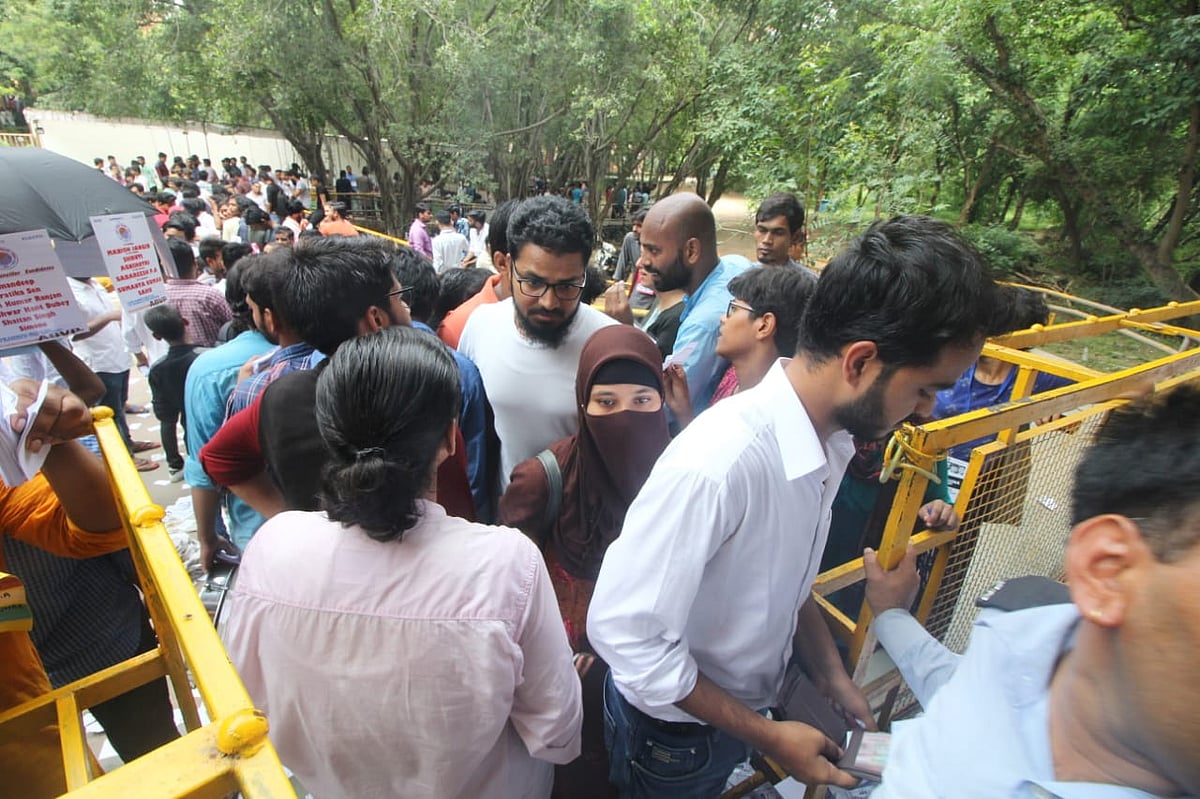 बड़ी खबर LIVE: चंद्रयान-2 का इसरो कंट्रोल रूम से संपर्क टूटा, पीएम ने वैज्ञानिकों से कहा- उतार-चढ़ाव जीवन का अंग