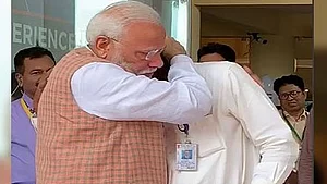 चंद्रयान-2 से संपर्क की कोशिश में लगे ISRO पर गिरी मोदी सरकार की गाज, हजारों कर्मियों का कटा वेतन !