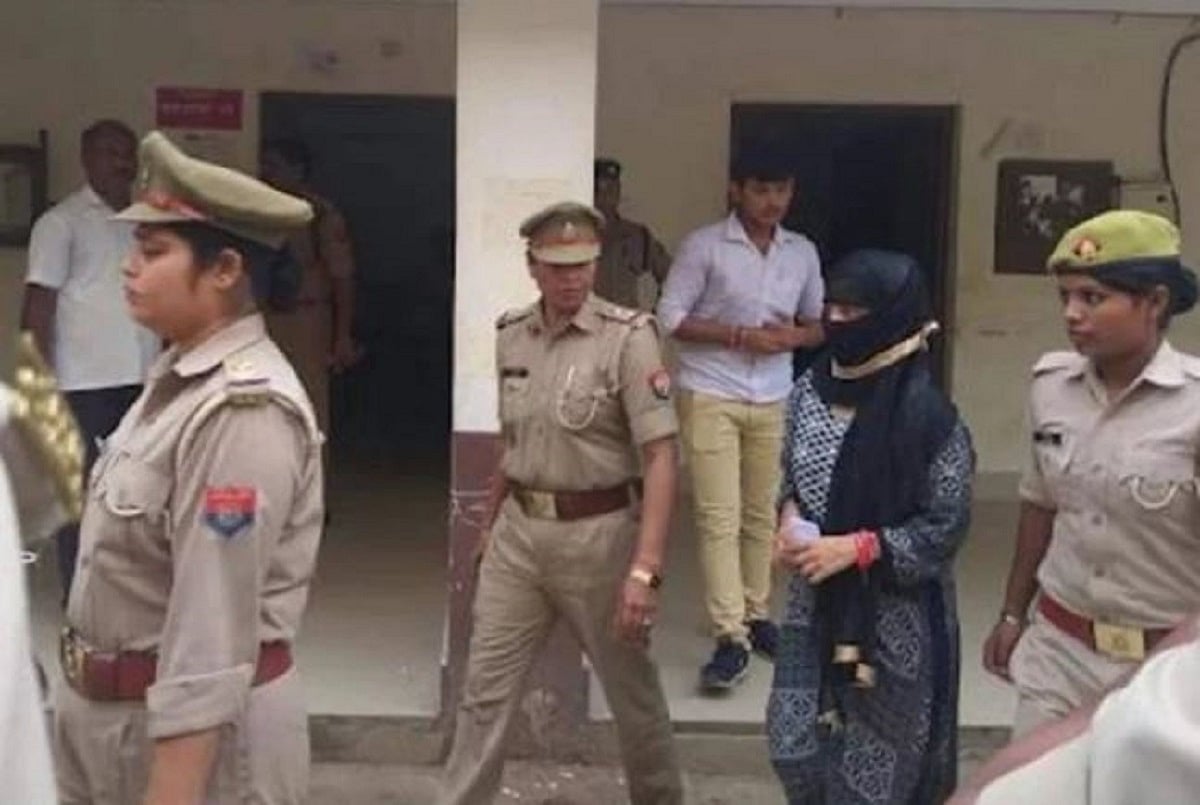 चिन्मयानंद पर रेप का आरोप लगाने वाली छात्रा को 14 दिन की न्यायिक हिरासत, SIT ने किया था गिरफ्तार