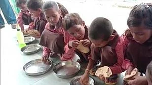 योगीराज में सच्चाई दिखाने वाले पत्रकार पर केस दर्ज, मिड-डे-मील में नमक-रोटी परोसने का दिखाया था वीडियो