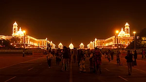 नोटबंदी-जीएसटी की तरह ही बिना सोचे-समझे संसद से इंडिया गेट तक बदलने का फैसला तुगलकी नहीं तो और क्या है !