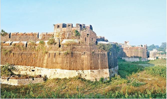 महाराष्ट्रः मोदी सरकार की राह पर सीएम फडणवीस, लाल किले की तरह राज्य के 25 किले निजी हाथों में देने का फैसला