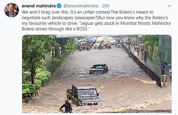 मुंबईः पानी में फंसी रह गई विदेशी जैगुआर, फर्राटे से निकल गई देसी बोलेरो, आनंद महिंद्रा ने ‘बॉस’ बताकर लिए मजे