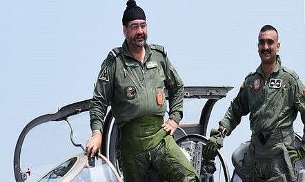 पाक को धूल चटाने वाले अभिनंदन कॉकपिट में लौटे, एयर चीफ मार्शल बीएस धनोआ के साथ उड़ाया मिग-21, देखिए वीडियो