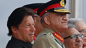 वोटिंग वाली रात जनरल बाजवा ने इमरान खान को जड़ा था थप्पड़, इस्तीफे को लेकर दोनों के बीच हुआ था विवाद?