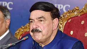 लात-घूसों और अंडों से पिटने वाले पाक मंत्री ने फिर दी भारत को धमकी, कहा- कश्मीर के लिए मरेंगे या मारेंगे