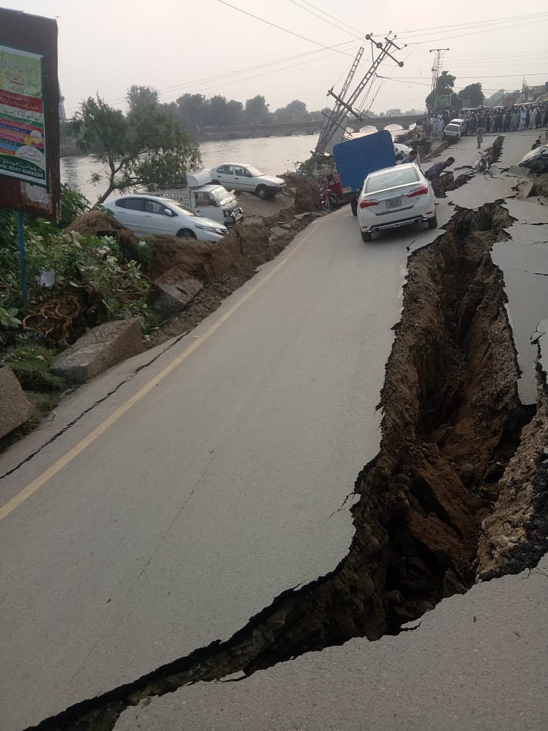 तस्वीरों में देखें पाकिस्तान में भूकंप से भारी तबाही, सड़कों में दरारें, घर जमींदोज, दिल्ली-एनसीआर में भी लगे झटके