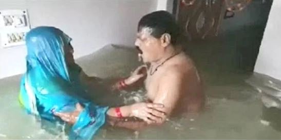 उत्तर प्रदेश: जब घर में घुसा बाढ़ का पानी, पत्नी लगी तैरने, पति बना ‘ट्रेनर’