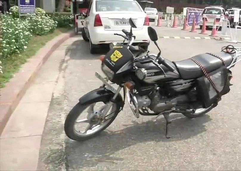 संसद भवन में चाकू लेकर घुसने की कोशिश कर रहा युवक पकड़ा गया, सामने आई तस्वीरें