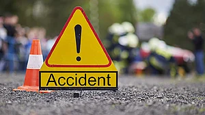 मध्य प्रदेश के सतना में भीषण सड़क हादसा, बस पलटने से 4 लोगों की मौत, 37 घायल