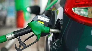 देश में लगातार 8वें दिन बढ़ी तेल की कीमत, मुंबई में पेट्रोल 79 रुपये के पार, आगे भी राहत की उम्मीद नहीं
