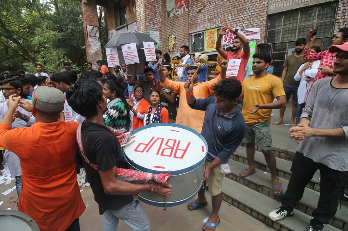 बड़ी खबर LIVE: चंद्रयान-2 का इसरो कंट्रोल रूम से संपर्क टूटा, पीएम ने वैज्ञानिकों से कहा- उतार-चढ़ाव जीवन का अंग