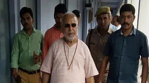 यौन उत्पीड़न मामले में बीजेपी नेता चिन्मयानंद की बढ़ी मुश्किलें, किया गया नजरबंद, दिव्य धाम का बेडरूम सील