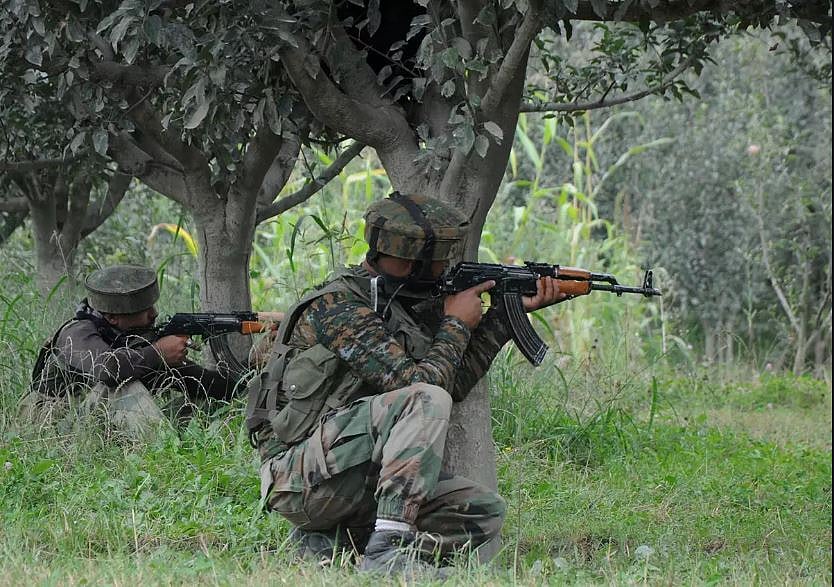 नवजीवन बुलेटिन: जम्मू-कश्मीर में भारतीय सेना ने मार गिराए 2 पाक सैनिक और यूपी में कब्र से बाहर कटा मिला महिला का शव