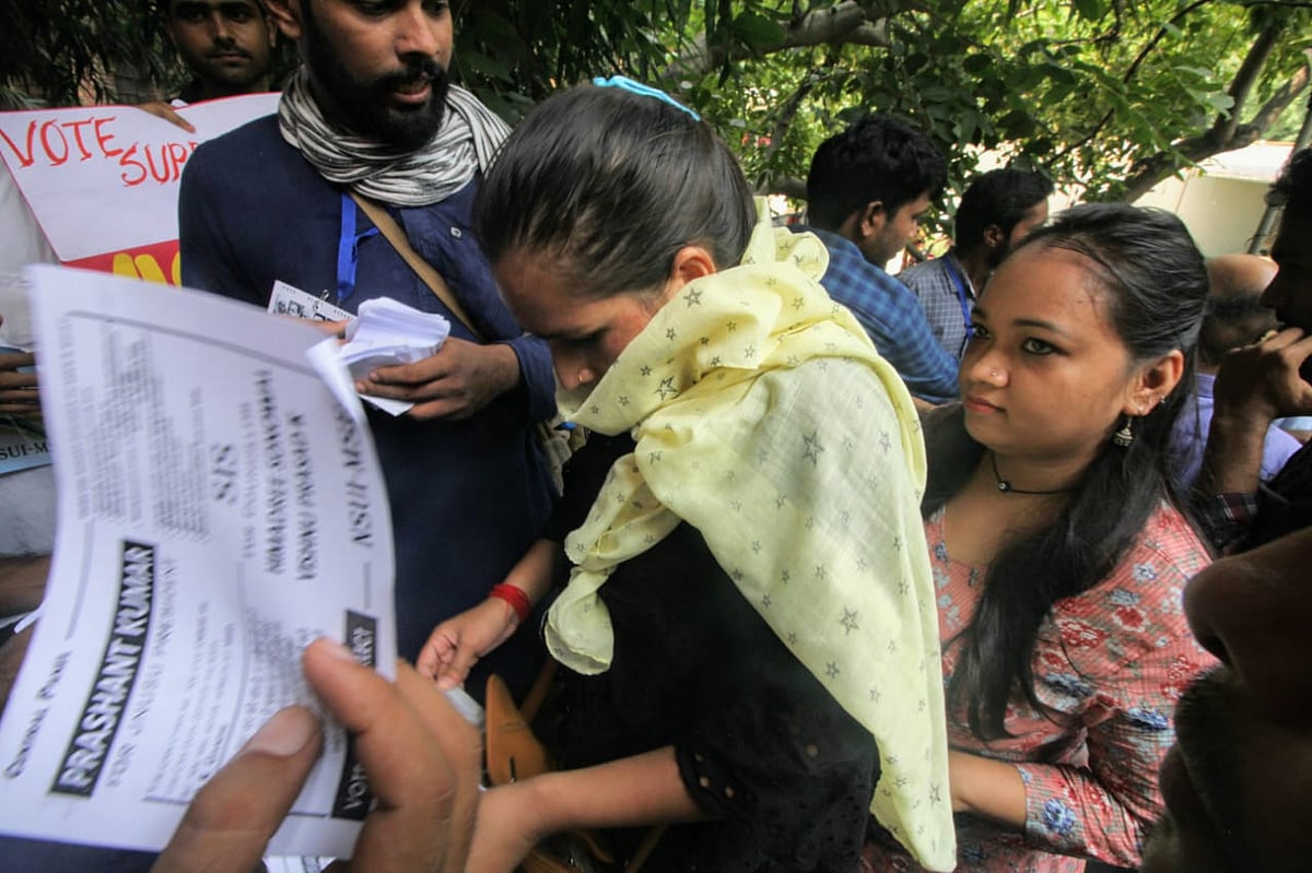 बड़ी खबर LIVE: चंद्रयान-2 का इसरो कंट्रोल रूम से संपर्क टूटा, पीएम ने वैज्ञानिकों से कहा- उतार-चढ़ाव जीवन का अंग