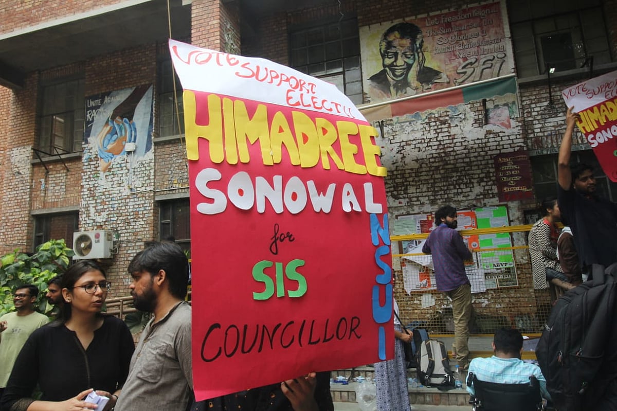 बड़ी खबर LIVE: चंद्रयान-2 का इसरो कंट्रोल रूम से संपर्क टूटा, पीएम ने वैज्ञानिकों से कहा- उतार-चढ़ाव जीवन का अंग